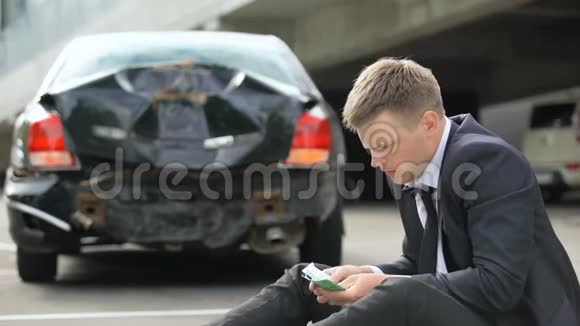 男性数欧元看交通事故后损坏的汽车修理费视频的预览图