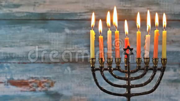 点燃梅诺拉的八支蜡烛光明节是犹太人的八天灯火节每晚都有视频的预览图