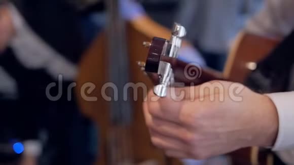 在音乐会前吉他手调了他的乐器视频的预览图