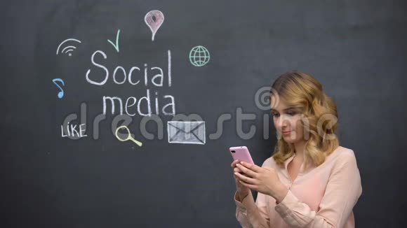 女性千禧一代在社交媒体上使用手机聊天全球化视频的预览图