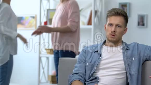 愤怒的男人打手势反对母亲与妻子争吵家庭冲突的概念视频的预览图