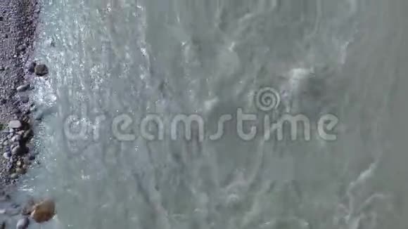 从无人机4K镜头拍摄的一条崎岖的山河视频的预览图