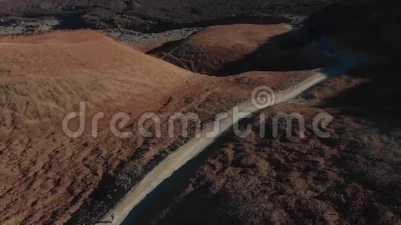 空中观景无人机射击女孩跑过沙漠在山上在国家公园俯视视频的预览图