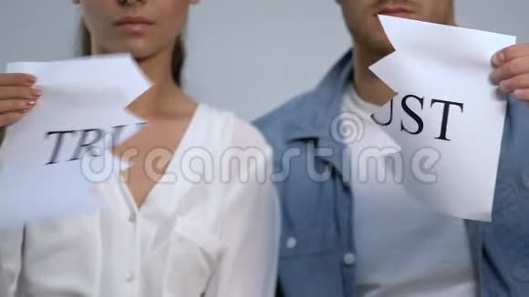 年轻夫妇撕毁两块信任字符号关系困难视频的预览图