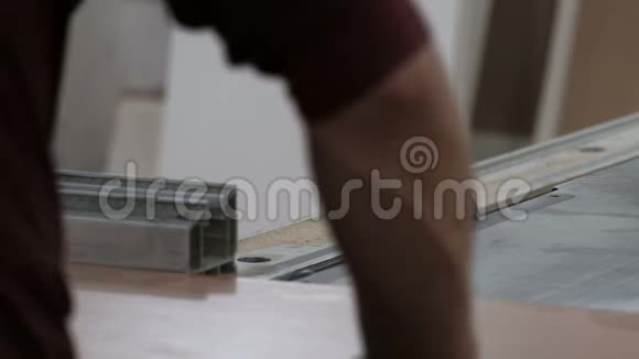 刨花板锯铺家具制造一个人用圆锯在机器上工作木工企业视频的预览图