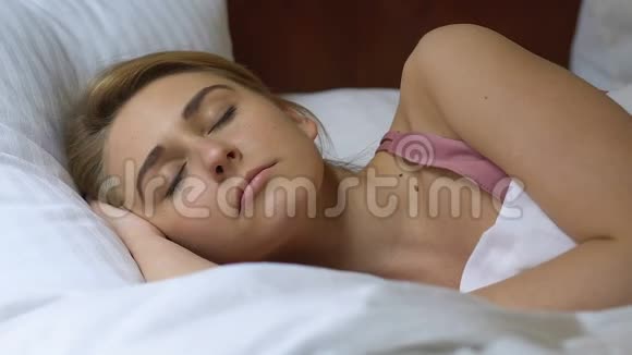 漂亮的女性早上醒来并伸展双手健康睡眠视频的预览图