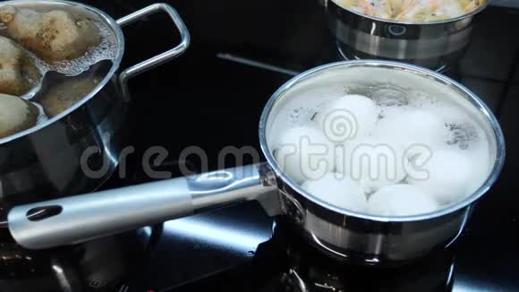 煮鸡蛋的过程锅上感应电炉聪明的厨房食物烹饪过程厨房是餐饮场所厨师长视频的预览图
