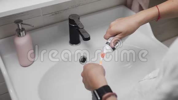 女人用手在刷子上捏意大利面视频的预览图