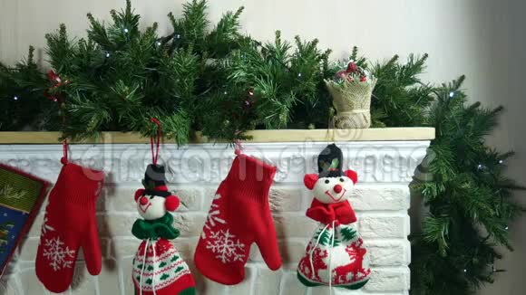 白色壁炉装饰圣诞新年杉树枝视频的预览图