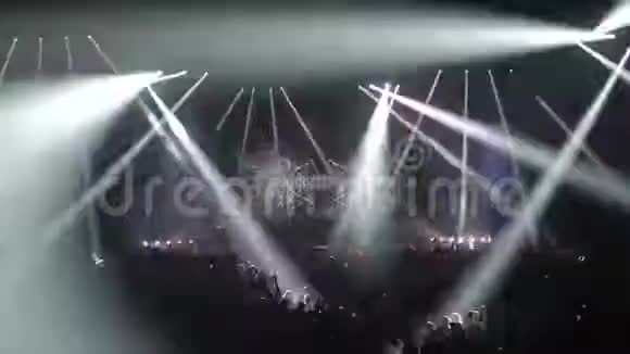 音乐音乐会上疯狂的聚光灯视频的预览图