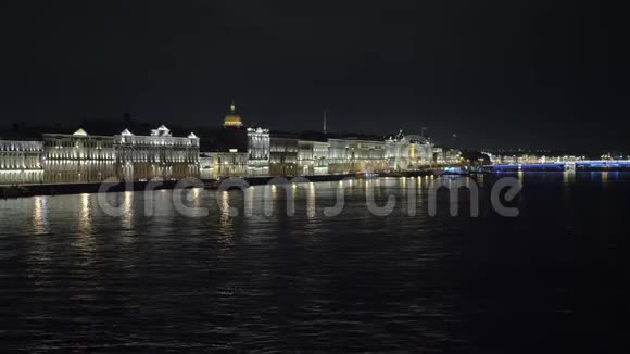 汽车夜间在圣彼得堡的堤岸上行驶视频的预览图