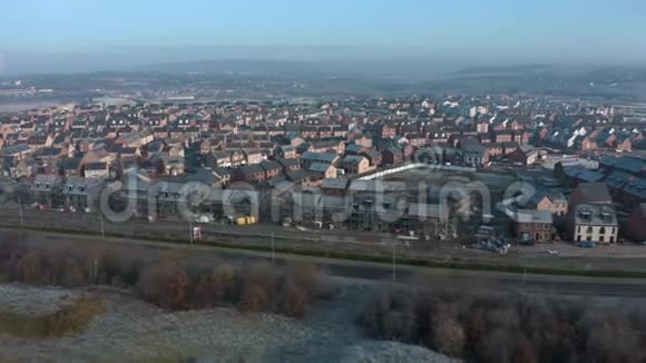 空中镜头沿着韦弗利罗瑟汉建造的一排新房子视频的预览图