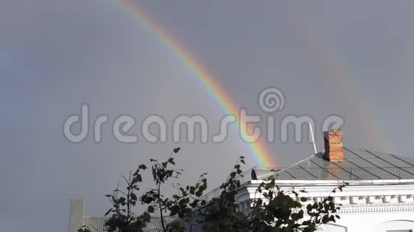 云和屋顶上的彩虹视频的预览图