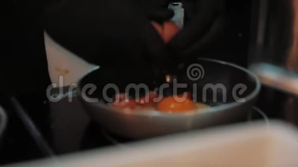 厨师在煎锅里烤炒鸡蛋视频的预览图