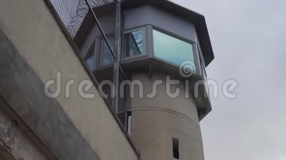 监狱观察塔多云天气从下面看视频的预览图