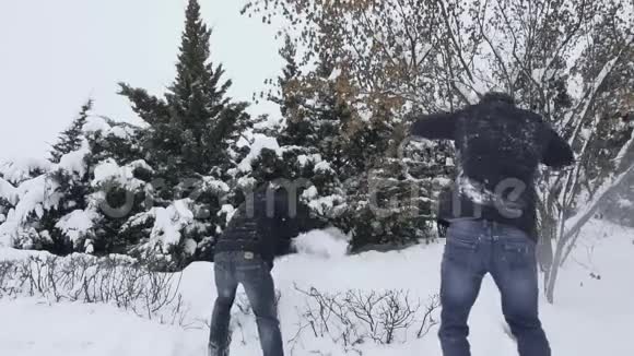 在冬天降雪的时候男人会慢慢地向对方扔雪男人到处乱搞乐趣和乐趣视频的预览图