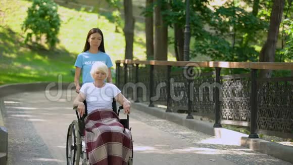年轻女子推着令老太太心烦意乱的轮椅疾病抑郁药物视频的预览图