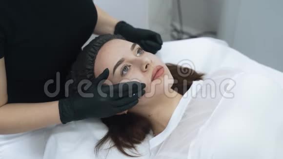将美容师的双手在治疗后的病人脸上涂上奶油动作缓慢视频的预览图