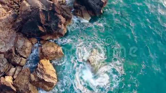 海水和岩石悬崖被冲刷过视频的预览图