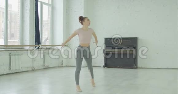 有才华的舞者在工作室表演现代舞视频的预览图