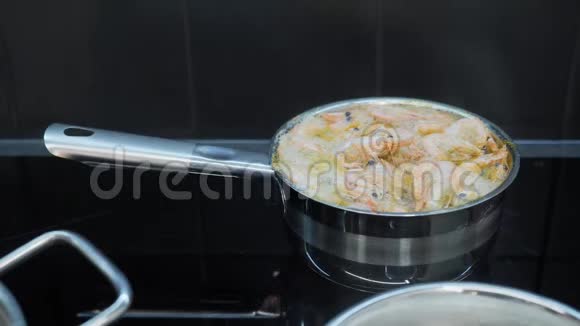 厨师在餐厅厨房煮鸡尾酒虾煮虾的过程健康饮食食物烹饪过程熟的什视频的预览图