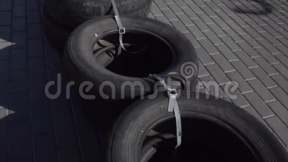 卡丁车赛道路面安全防护装置旧轮胎制成的围栏地点为文本去赛车租极限运动乐趣视频的预览图