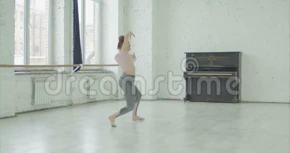 舞蹈旋转中的艺术情感舞者视频的预览图