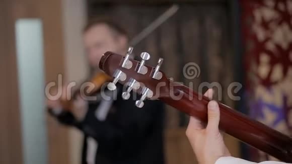 在活动中演奏弦乐四重奏拉小提琴和吉他视频的预览图