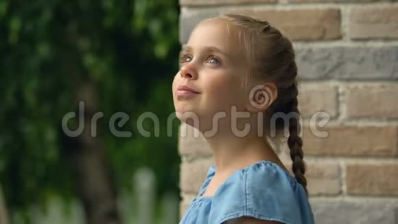 快乐的女孩子环顾四周站在室外的阳台上自然休息视频的预览图