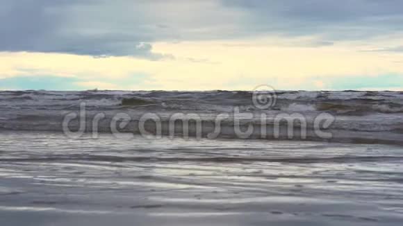 海水在沙滩表面翻滚形成泡沫视频的预览图