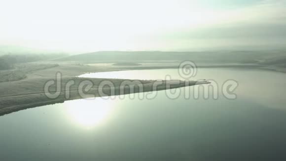 空中无人机镜头在冬季日出时围绕一个大冰湖展开视频的预览图