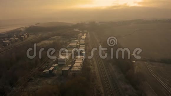 冬天铁路和货物上美丽温暖的橙色霜冻日出视频的预览图