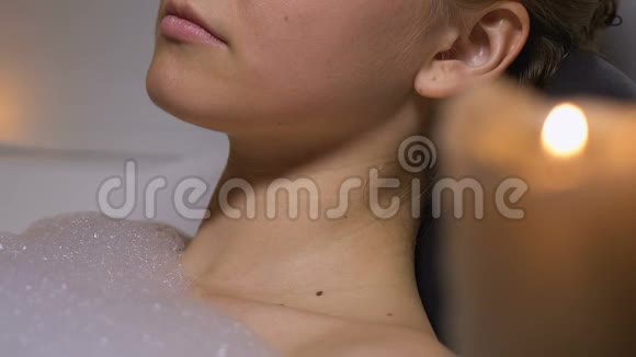 放松的女性享受泡泡浴温泉之夜芳香疗法视频的预览图