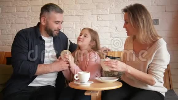 幸福的家庭在咖啡馆度过时光的肖像他们彼此交谈很有趣视频的预览图