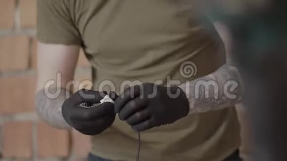 双手戴手套在车间用工具处理电线手制造的概念手工艺者在一个视频的预览图