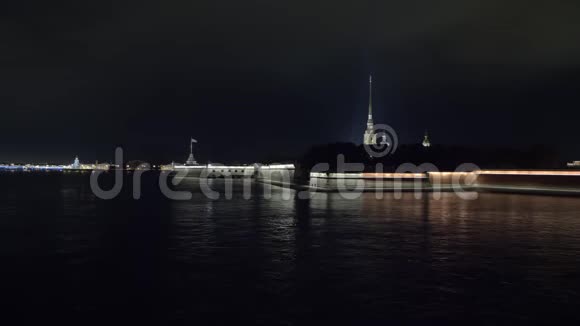 圣彼得堡夜间城市景观可观赏彼得和保罗堡视频的预览图