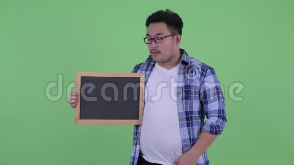 年轻体重超重的亚洲时髦男人手举大拇指视频的预览图
