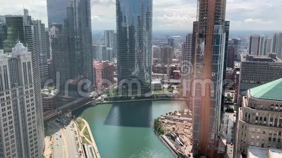 芝加哥河和摩天大楼的空中景色在水面形成阴影视频的预览图