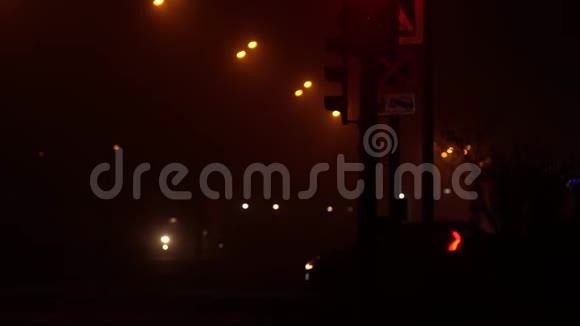 雾夜城市里的悲剧汽车右转绿灯亮了视频的预览图