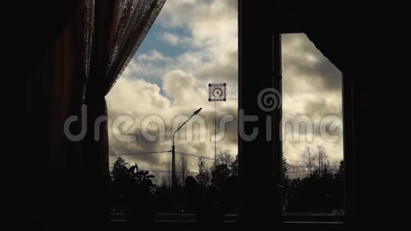 窗外一片阴云密布的景色在一个刮风的日子里视频的预览图