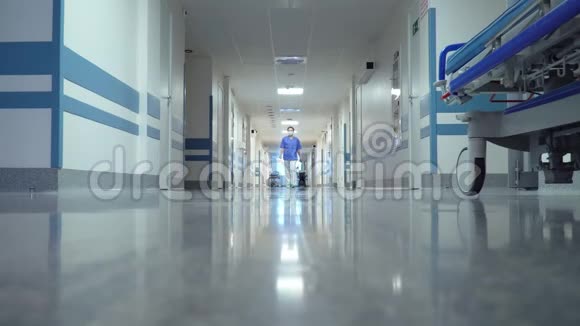 女医生穿过长长的走廊视频的预览图