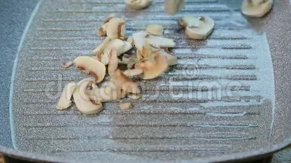 切好的香茅菇放在锅里视频的预览图