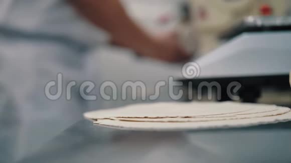 厨师为Khinkali做面团视频的预览图