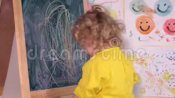 活跃的小女孩在教室里画黑板幼儿园学校的家视频的预览图