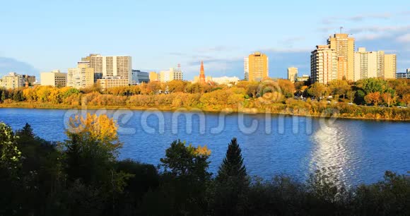 加拿大Saskatoon4K河上空天际线场景视频的预览图