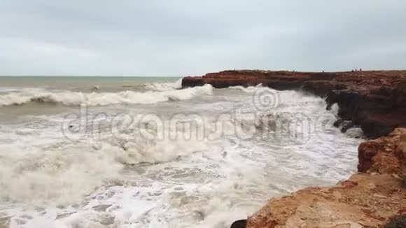 波涛汹涌的海岸视频的预览图