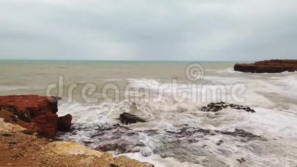 强风的海浪拍打着岩岸视频的预览图