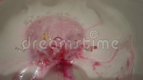 粉红色和白色泡沫在水中移动视频的预览图