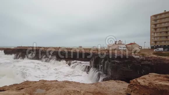 海浪猛烈撞击岩石的慢镜头视频的预览图