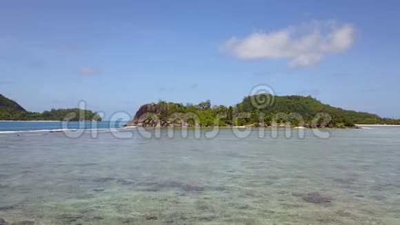 摄像机在靠近水的地方向印度洋无人居住的岛屿拍摄塞舌尔的4K精彩镜头视频的预览图
